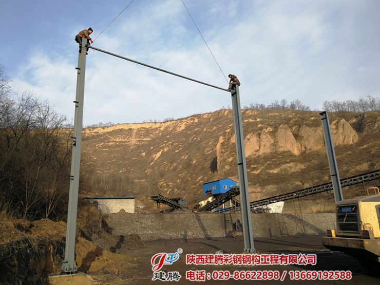 旬邑縣席家山煤礦鋼結(jié)構(gòu)圓弧大棚在建中