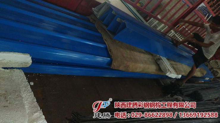 陜西萬(wàn)豪建筑工程有限公司購(gòu)買(mǎi)一千五百多米彩鋼板